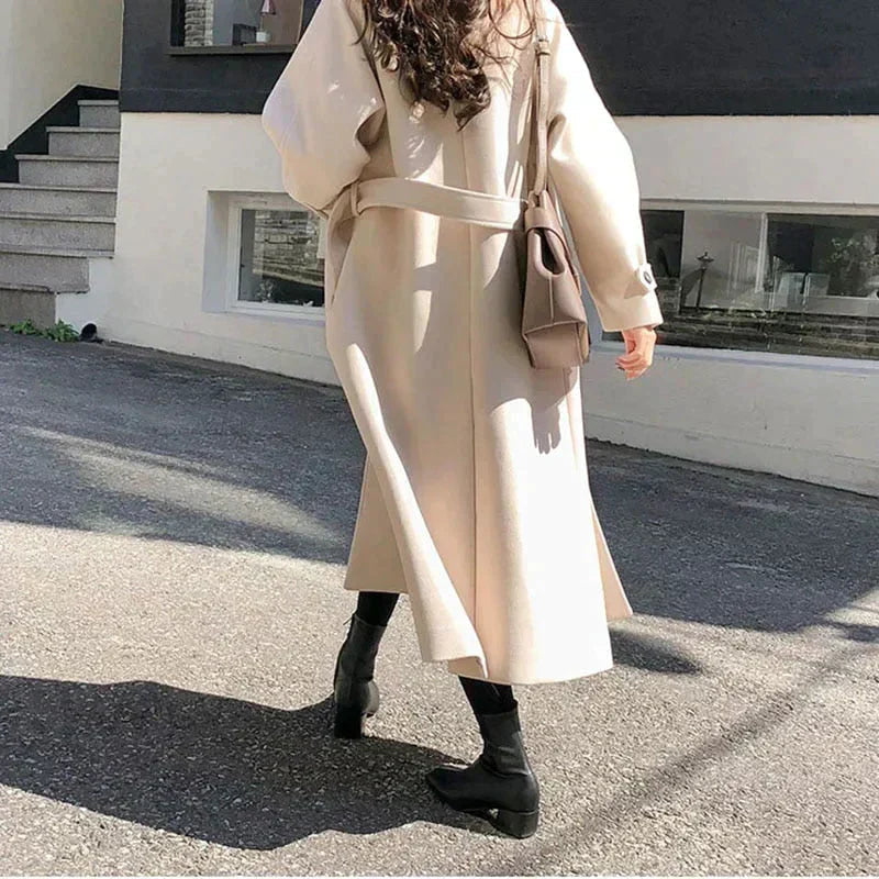 Chaqueta larga con diseño elegante para mujer
