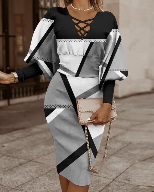 Vestido lápiz elegante con un diseño único y llamativo