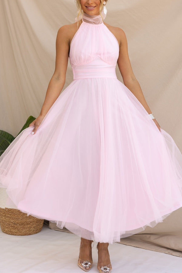Vestido maxi con cuello halter y detalles fruncidos para un mira sofisticado