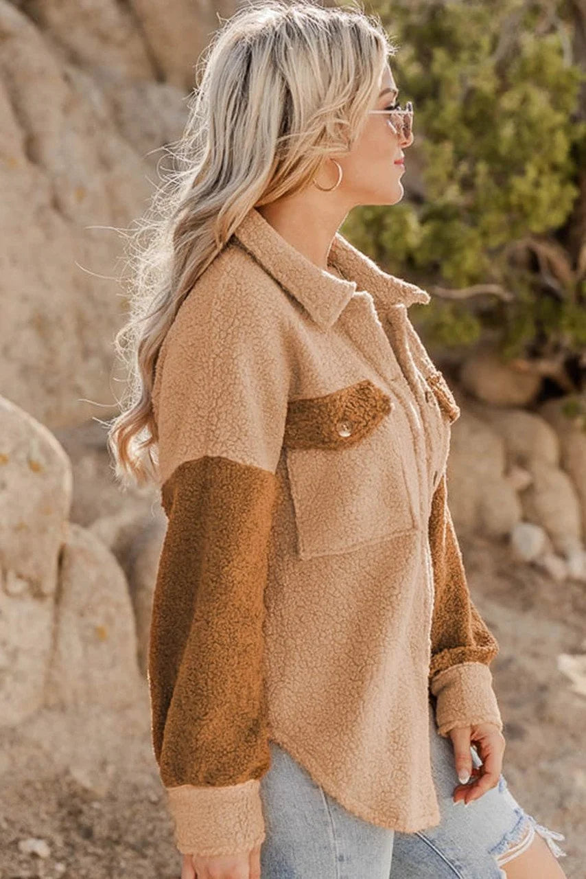 Chaqueta de Sherpa Colorblock Camel con Bolsillos - Cálida y Elegante