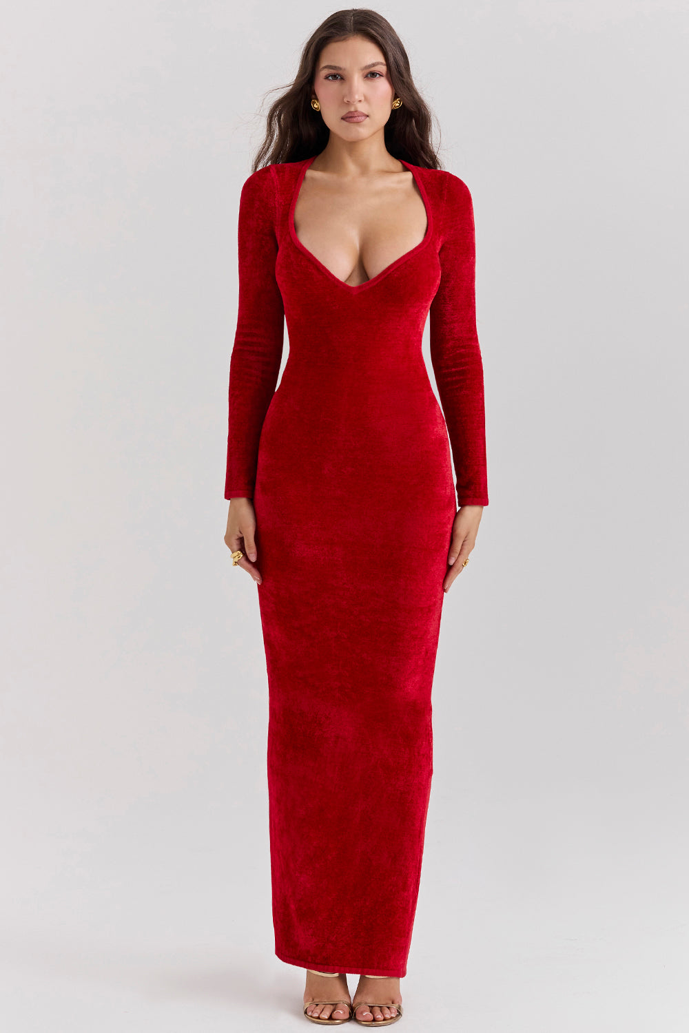 Vestido de noche largo y elegante con escote pronunciado y mangas largas