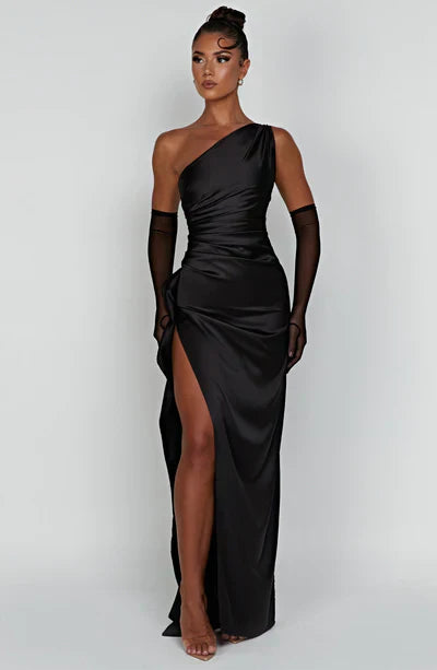 Vestido largo elegante de noche con escote asimétrico y abertura alta