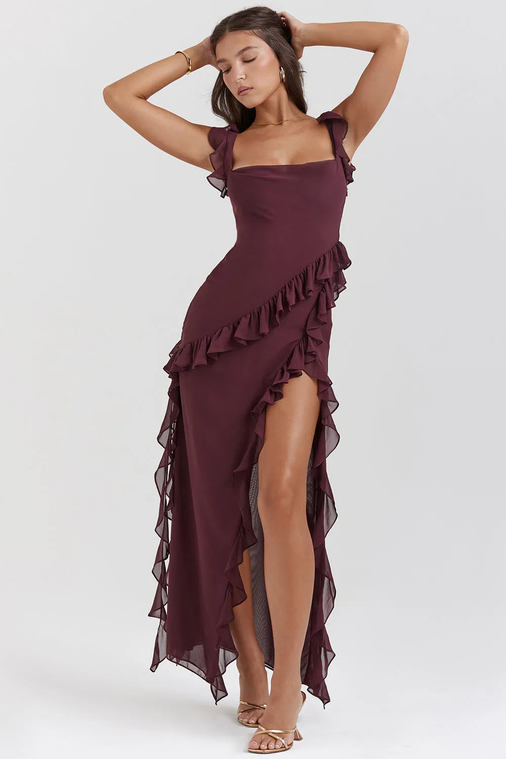 Vestido largo de verano con cuello alto y detalles elegantes ideal para ocasiones especiales