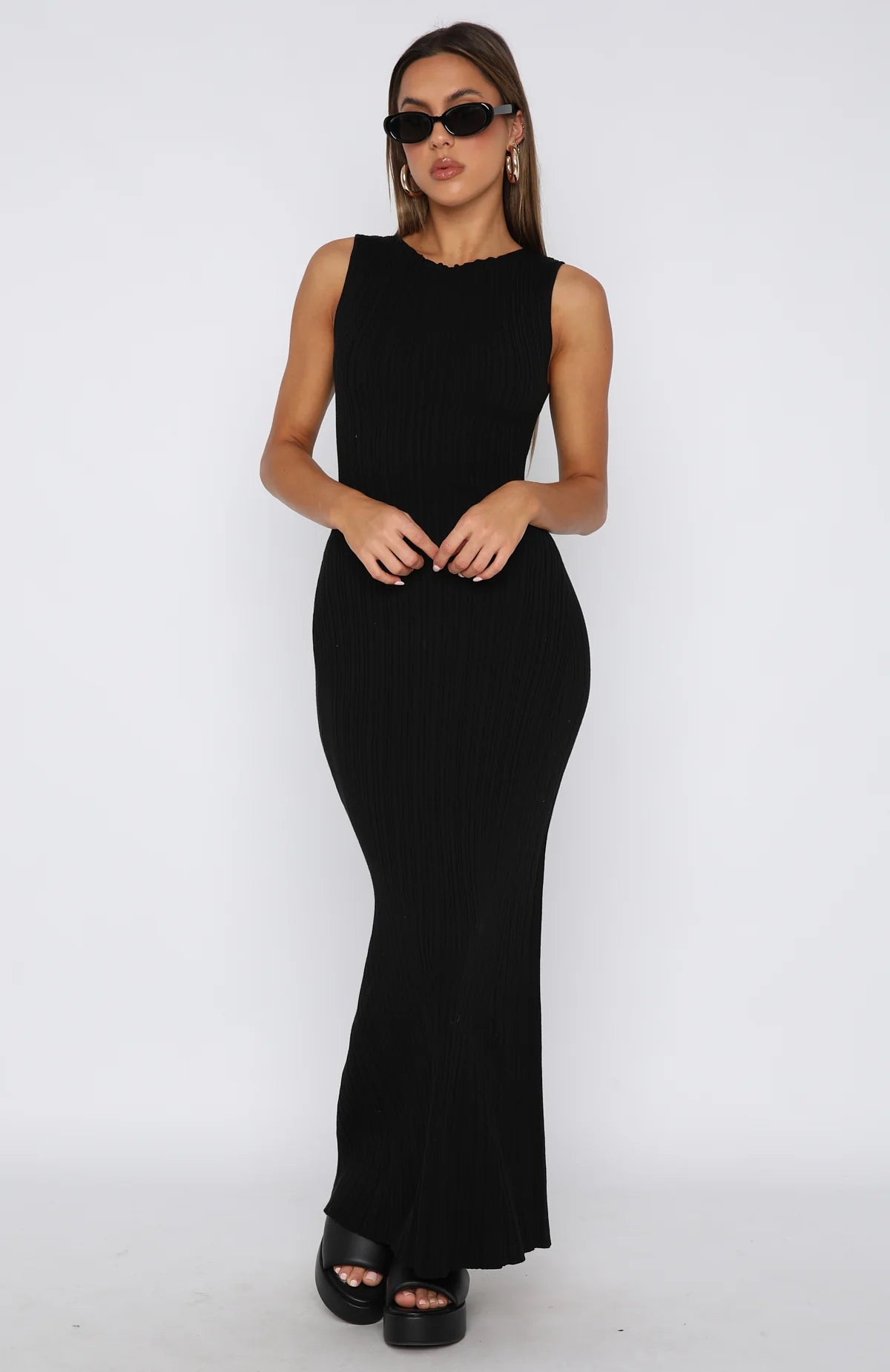 Vestido largo entallado sin mangas de estilo minimalista