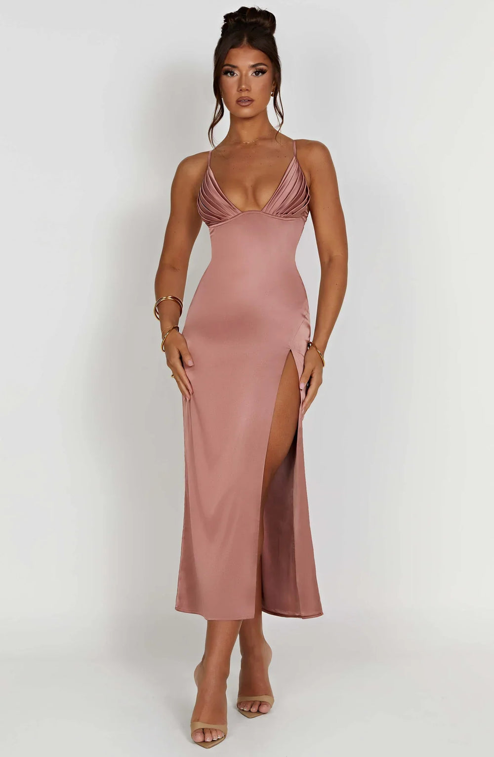 Vestido midi elegante con tirantes finos para un mira sofisticado