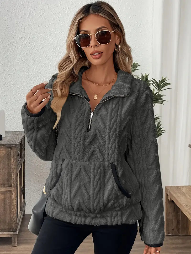 Sudadera con capucha para mujer con media cremallera y diseño moderno