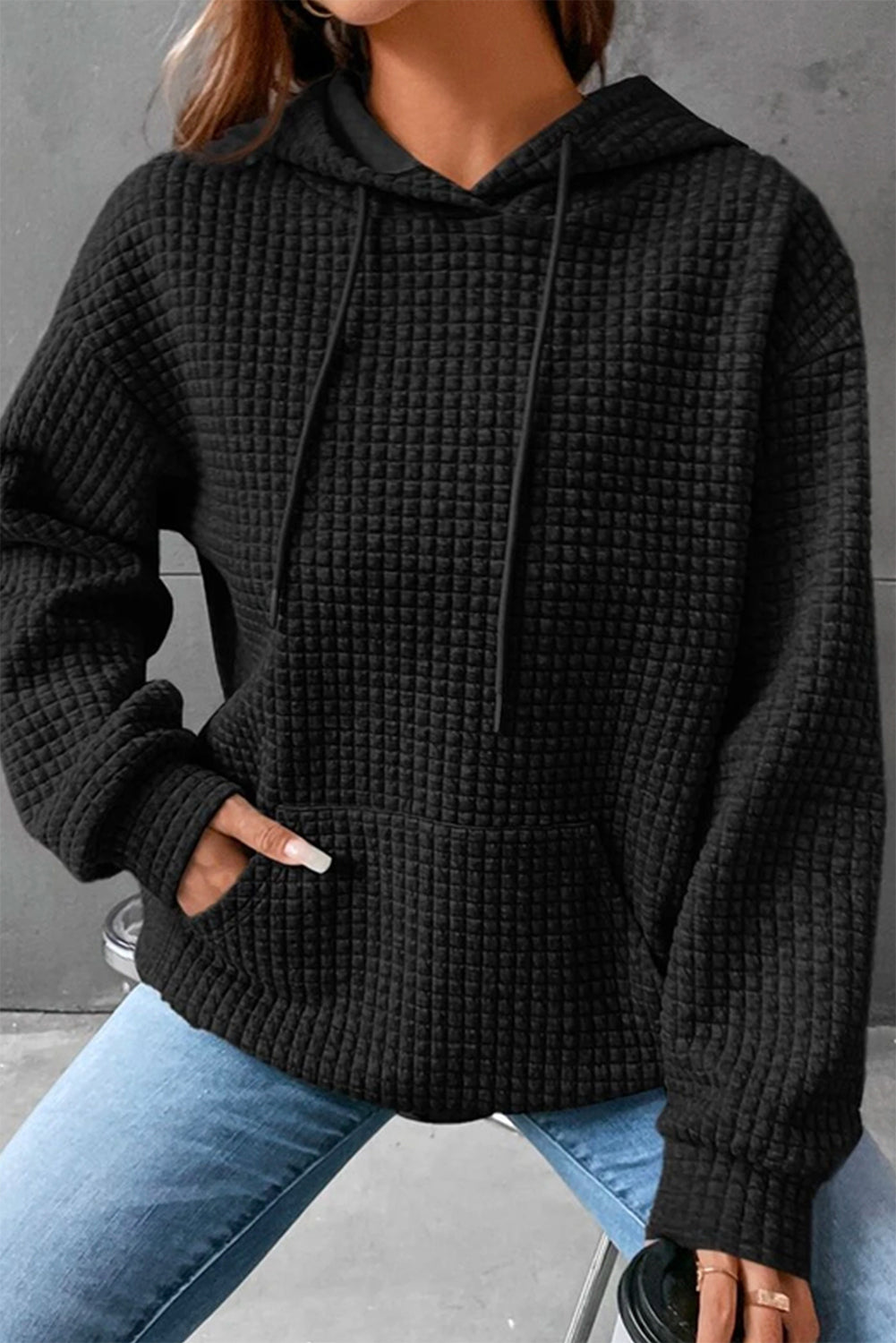 Sudadera negra acolchada con capucha y bolsillo estilo canguro