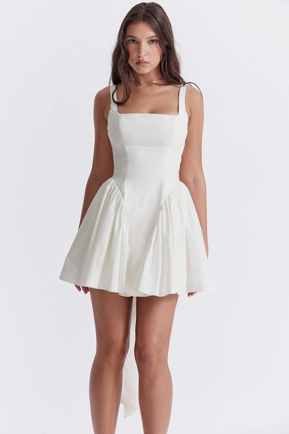 Vestido mini con lazo en la espalda y diseño descubierto