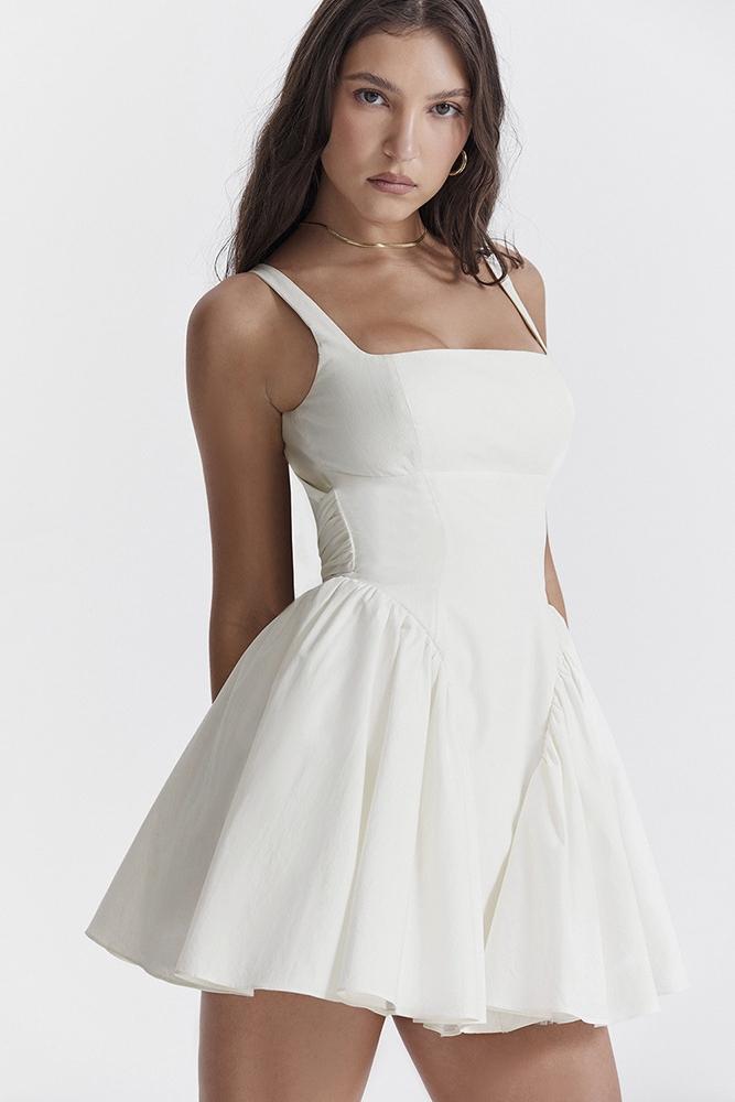 Vestido mini con lazo en la espalda y diseño descubierto