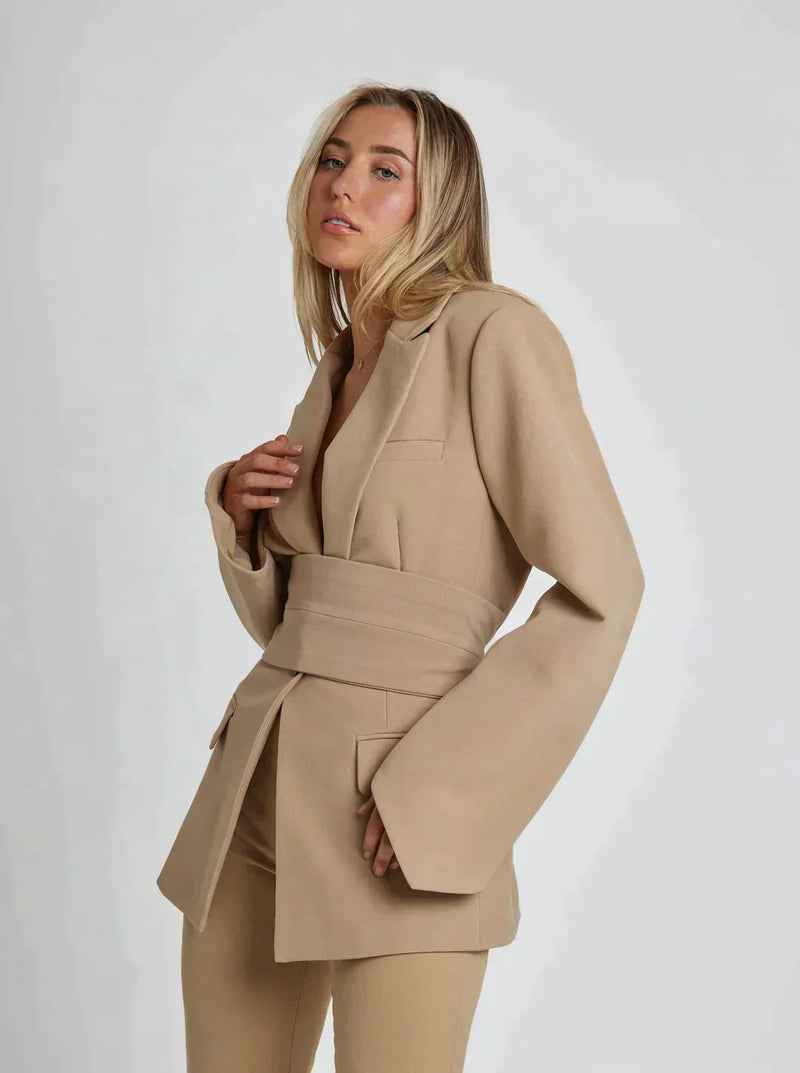 Blazer elegante para mujer con cinturón y solapas