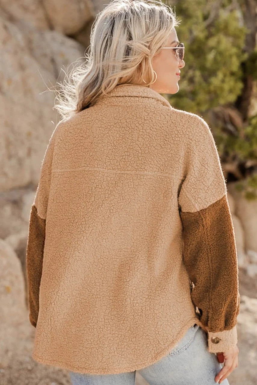 Chaqueta de Sherpa Colorblock Camel con Bolsillos - Cálida y Elegante