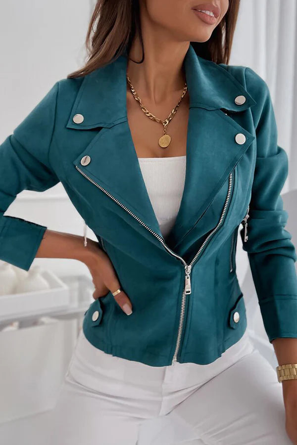 Elegante chaqueta motera de mujer con mangas largas y cremallera para crear looks atrevidos