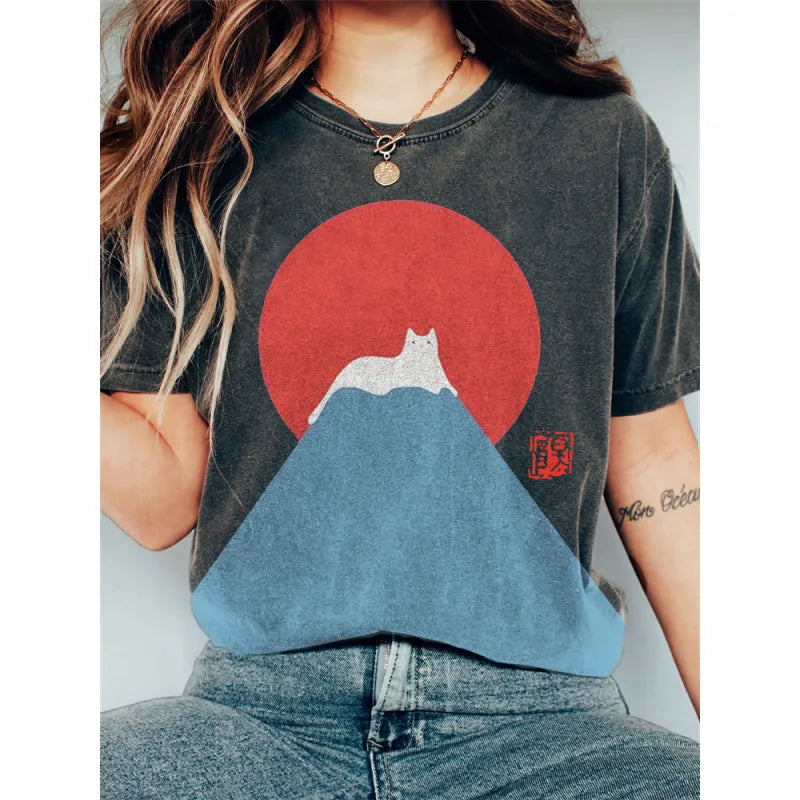 Camiseta vintage con diseño de gato blanco y nieve en el monte Fuji