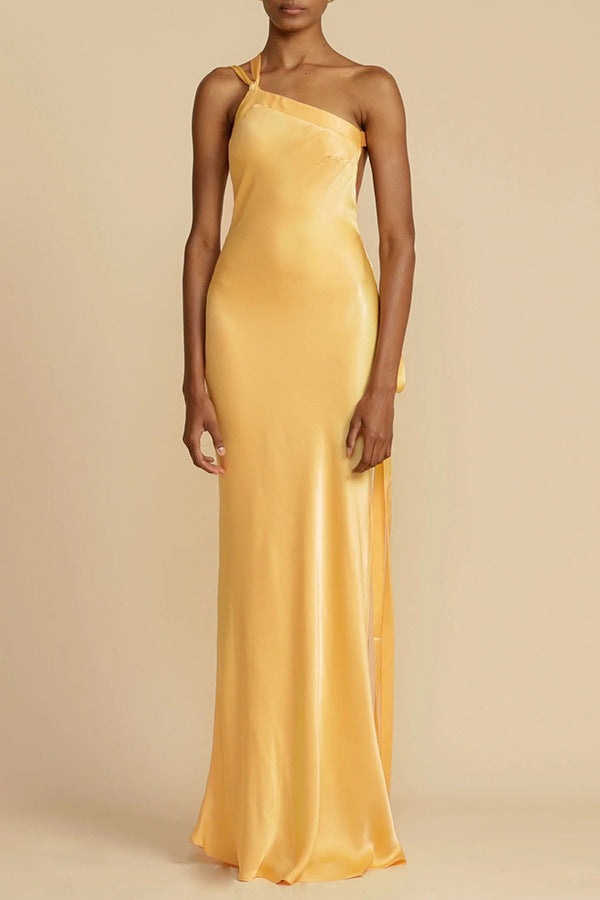 Vestido largo entallado con una sola tira asimétrica y espalda abierta