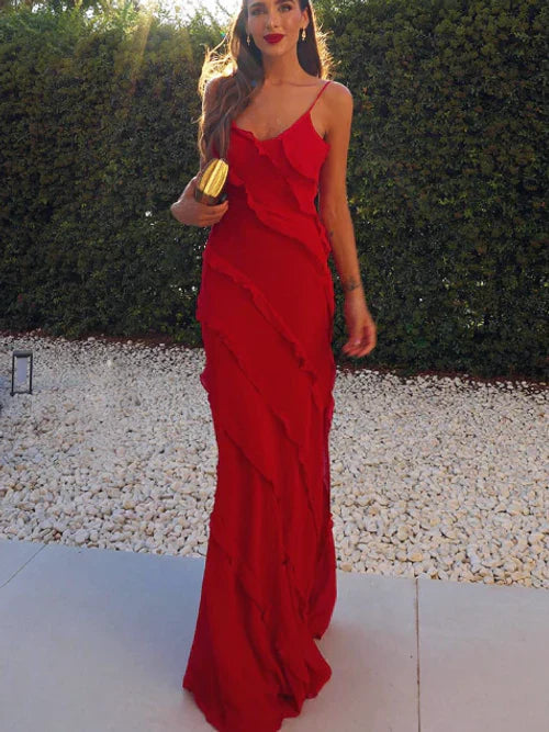Vestido largo elegante con volantes y tirantes finos ideal para ocasiones especiales