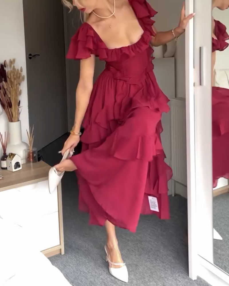 Vestido corto con volantes y escote cuadrado