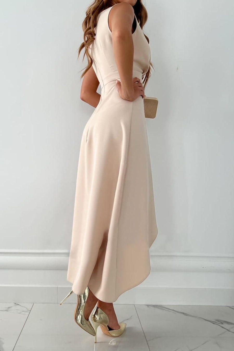 Vestido cruzado con escote en V y abertura lateral