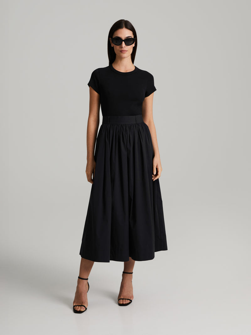 Falda midi amplia con estilo actual para un mira versátil