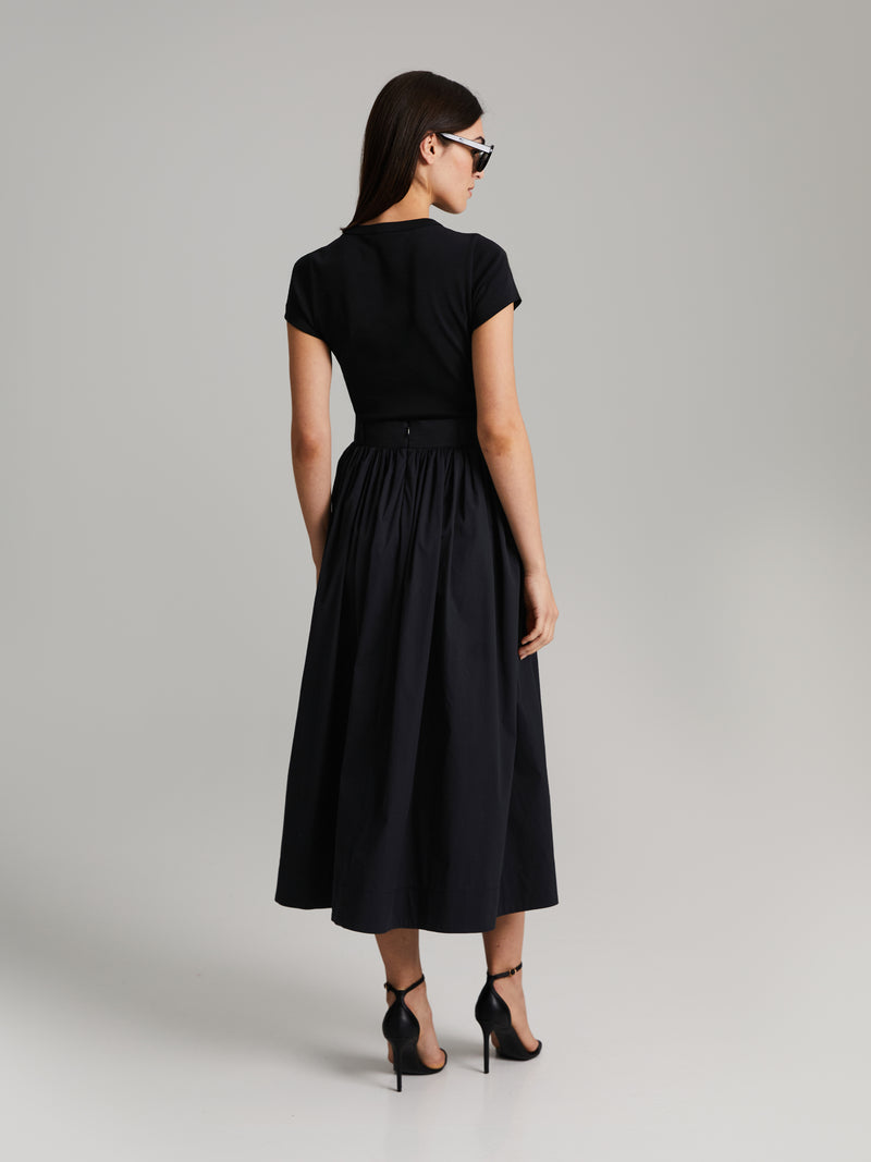 Falda midi amplia con estilo actual para un mira versátil