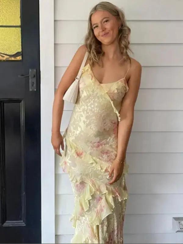 Vestido largo con escote pronunciado tirantes finos y volantes decorativos