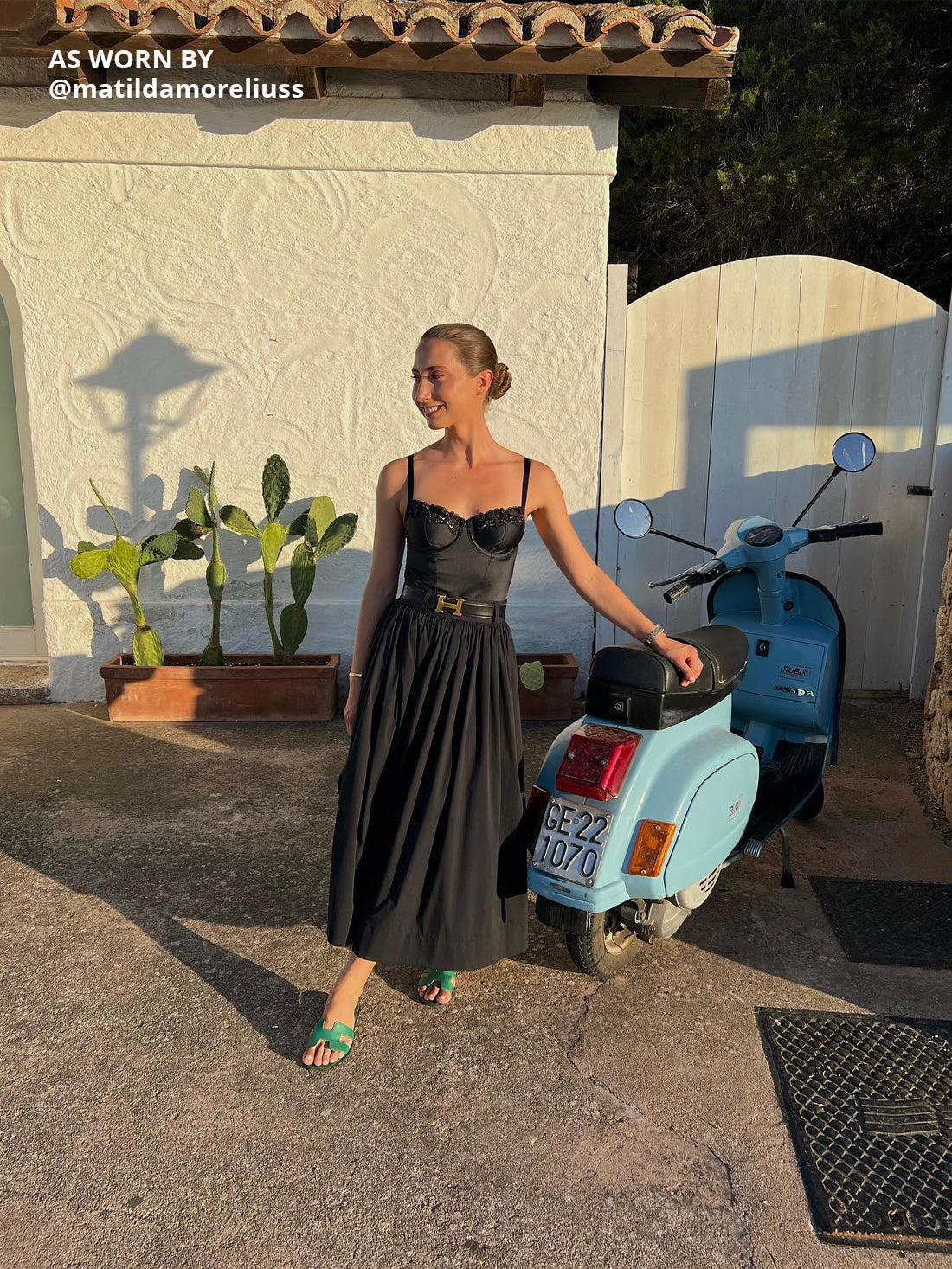 Falda midi amplia con estilo actual para un mira versátil