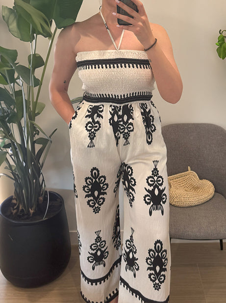 Mono femenino de corte ancho con una tira al cuello y pantalón estampado