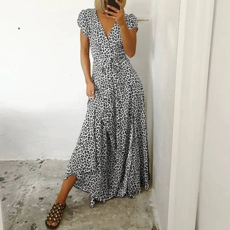 Vestido largo con estampado animal y mangas cortas para un look moderno