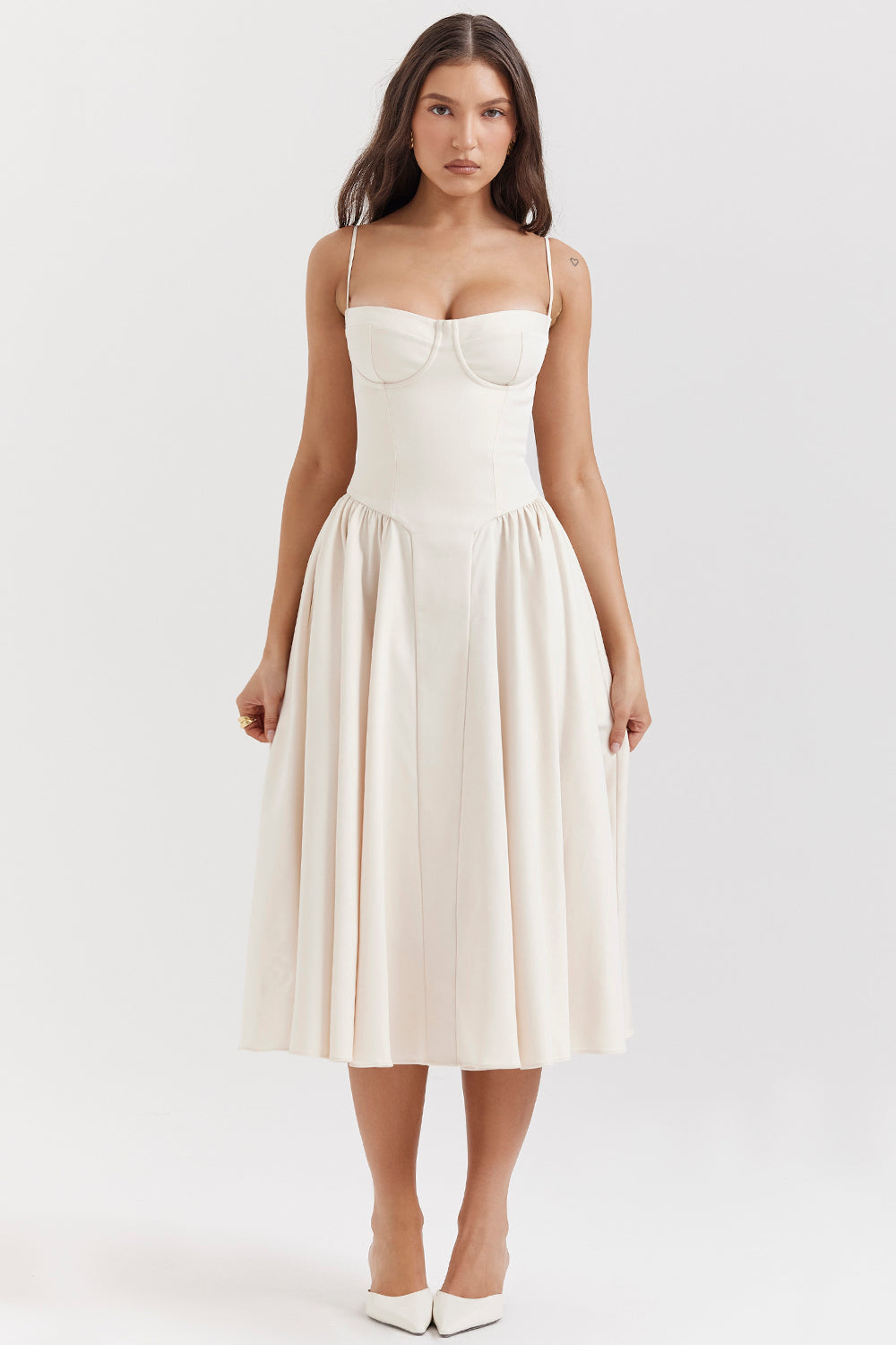 Vestido midi estilo corsé con tirantes finos y silueta elegante