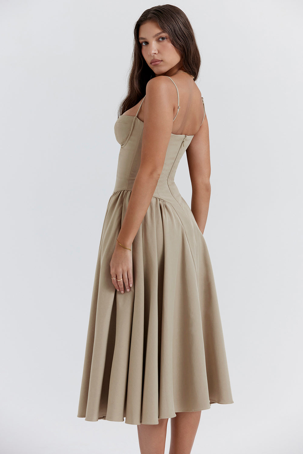 Vestido midi estilo corsé con tirantes finos y silueta elegante