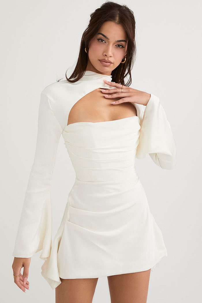 Vestido corto de fiesta con cuello alto mangas largas y aberturas elegantes