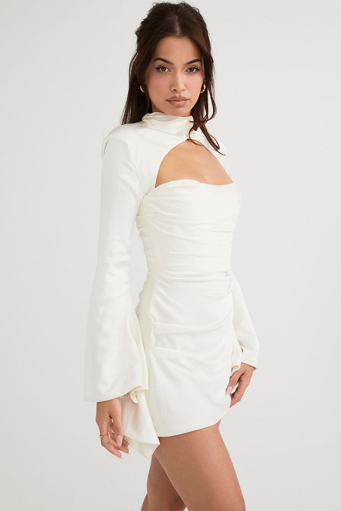 Vestido corto de fiesta con cuello alto mangas largas y aberturas elegantes