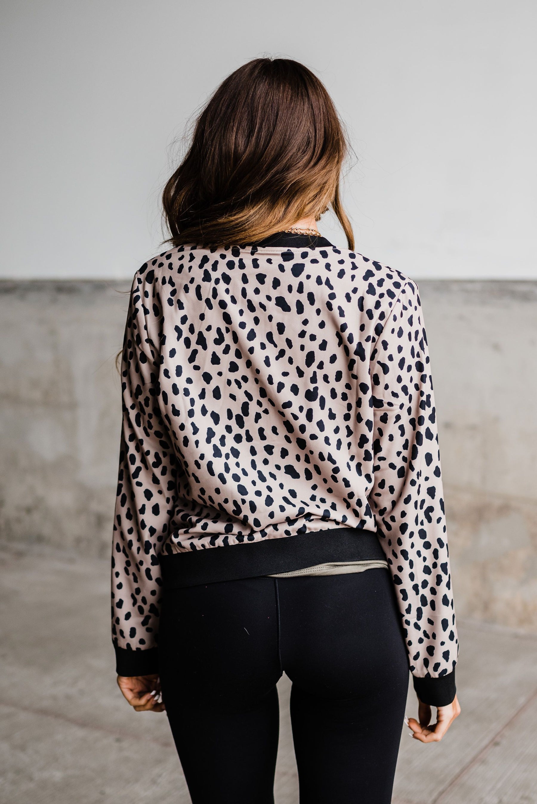 Cazadora bomber con estampado de jaguar polvoriento para los amantes de la moda moderna