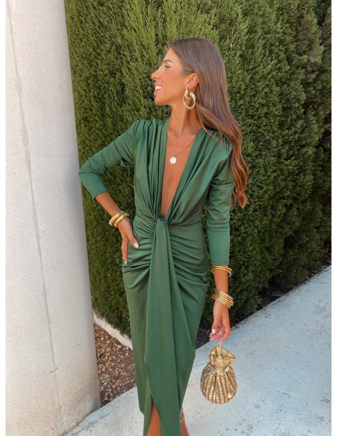 Vestido largo elegante para mujer con escote profundo y mangas largas ideal para la noche