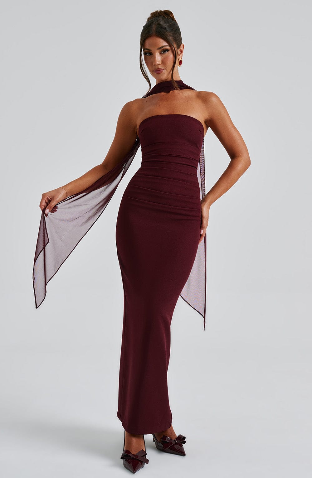 Vestido largo elegante sin tirantes con pañuelo incorporado