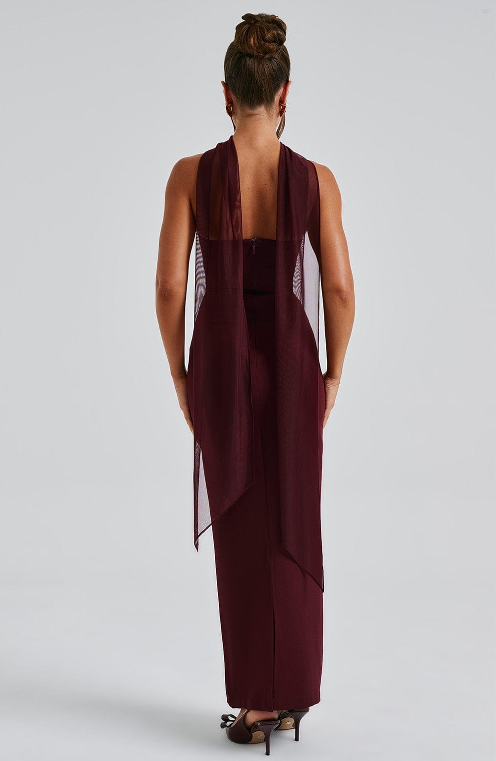 Vestido largo elegante sin tirantes con pañuelo incorporado