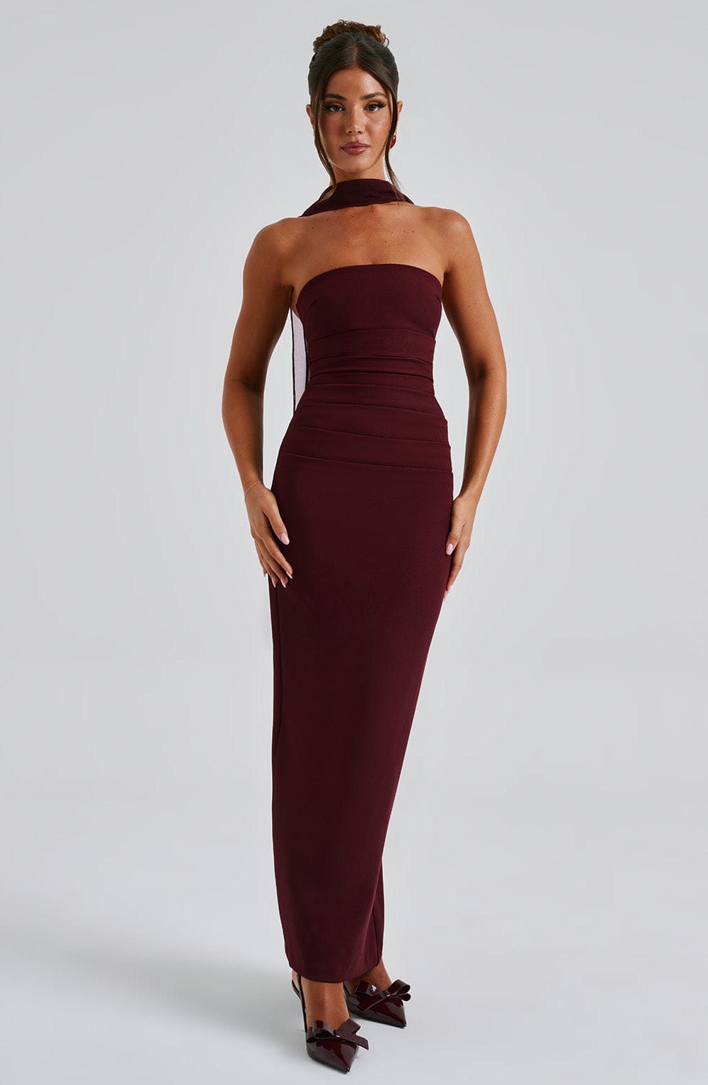 Vestido largo elegante sin tirantes con pañuelo incorporado